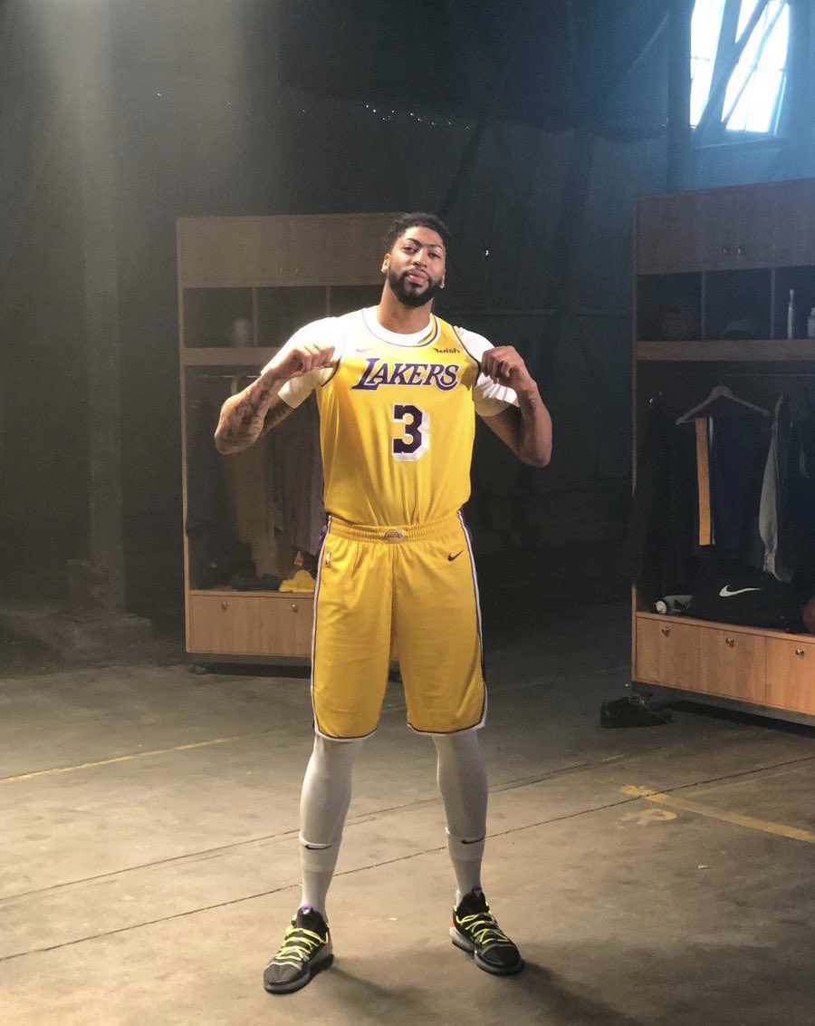 九游体育-浓眉哥连续十五场比赛得分超过逆转，巴塞罗那挑战极限！的简单介绍